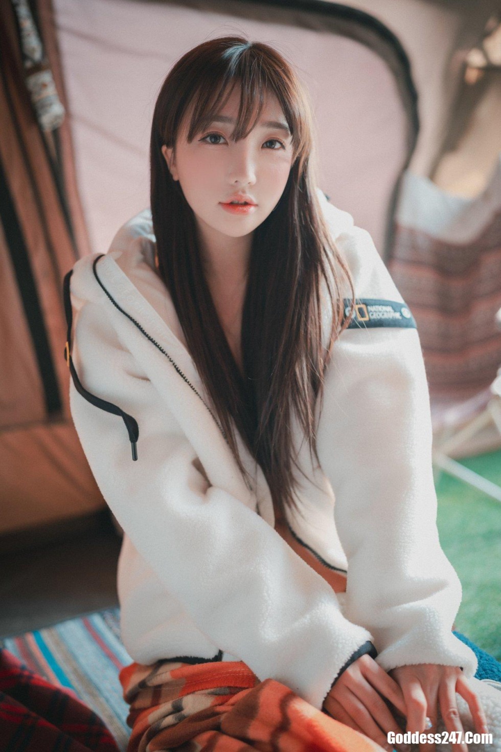 DJAWA-Son-Ye-Eun-손예은-Romantic-Winter-Glamping (29).jpg