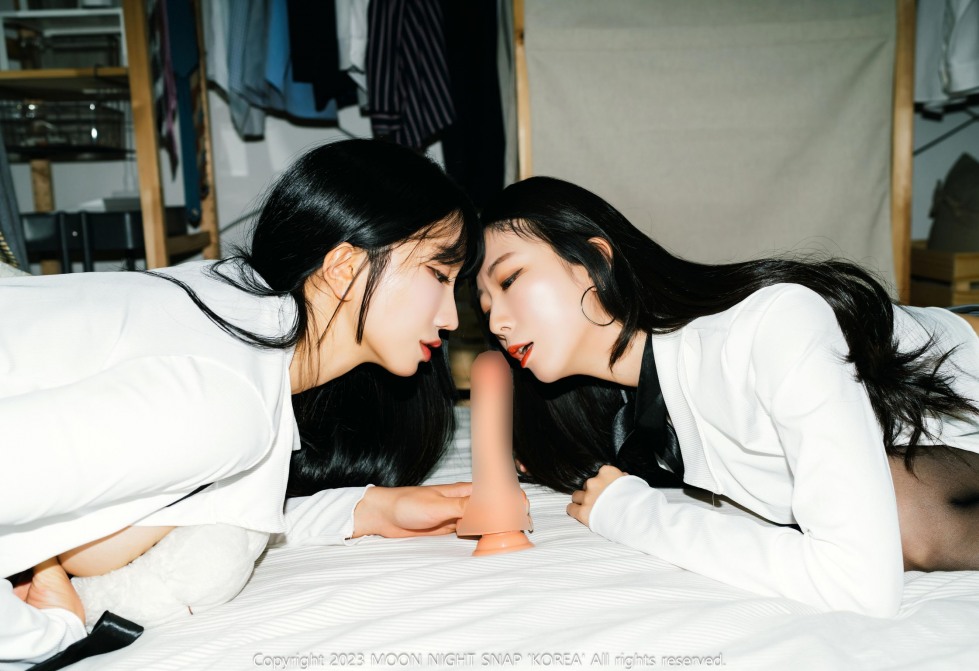 Mona (모나) & Yunjin (윤진) 1 (64).jpg